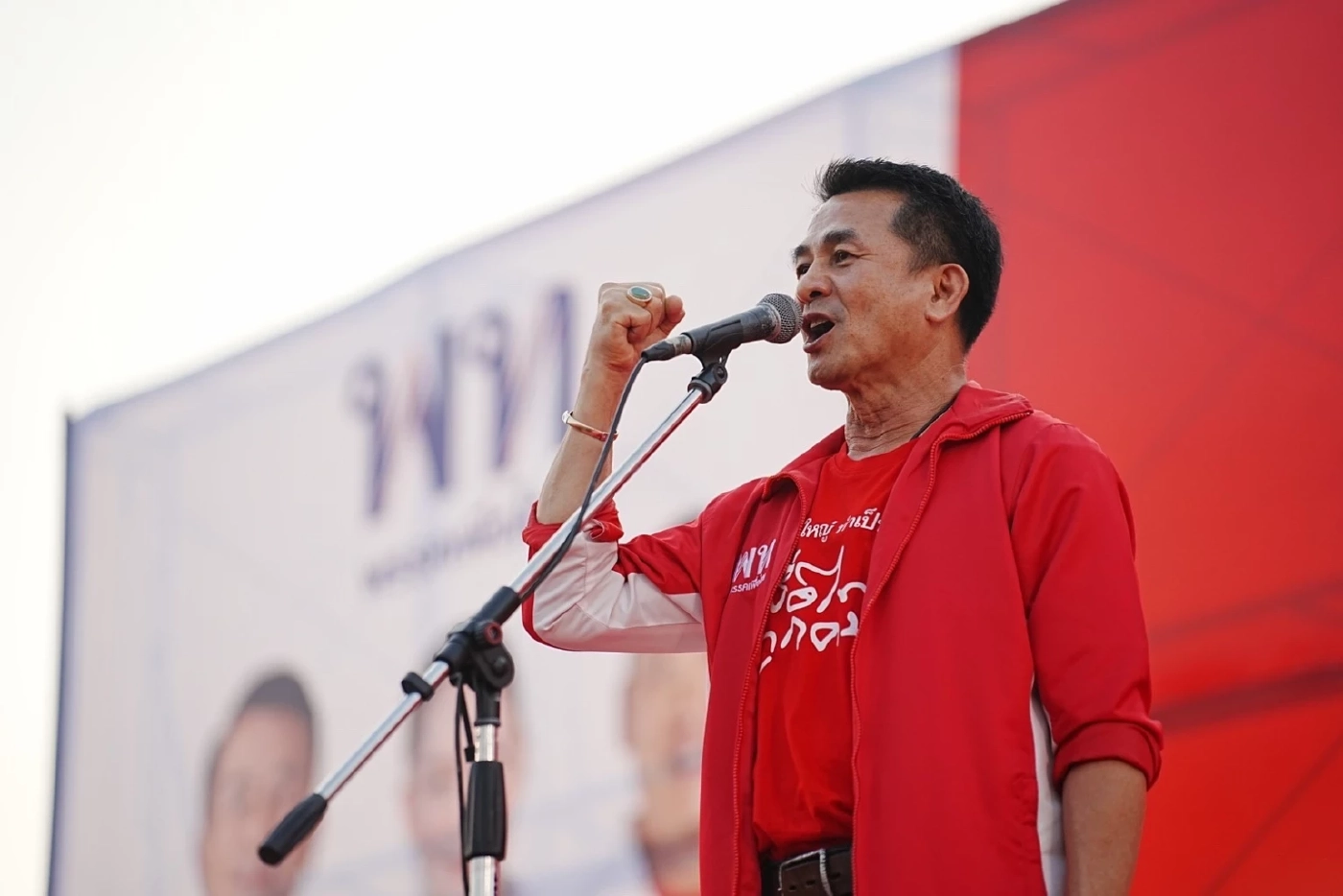 น.พ.ชลน่าน ศรีแก้ว  หัวหน้าพรรคเพื่อไทย และลูกทีม พยายามปราศรัยโดยเน้นไปถึงการชนะเลือกตั้ง 310 เสียง