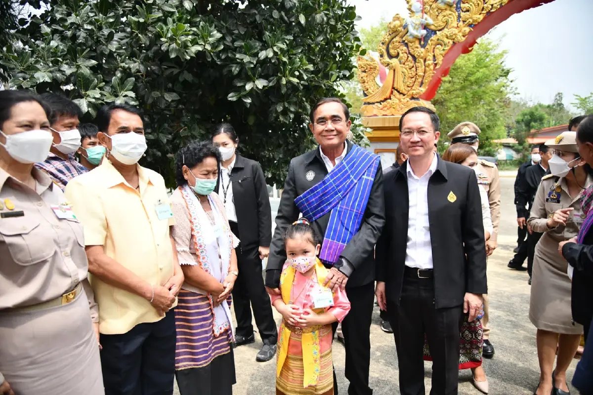 "นายกฯ" สวมบทชาวมอญรามัญ เข้าวัดใหญ่นครชุมน์ ชูนิ้วไอเลิฟยูอ้อนชาวบ้าน