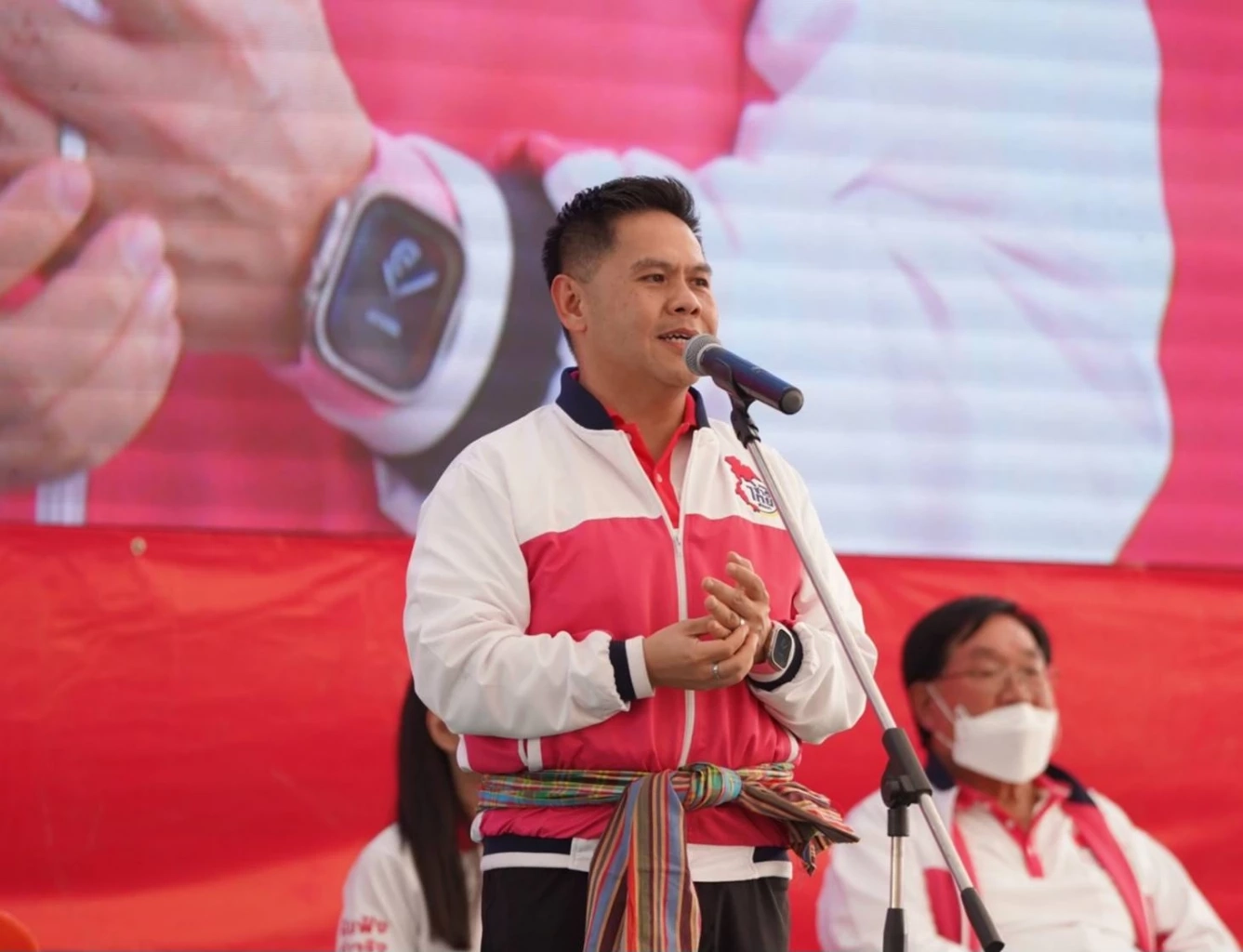 วราวุธ  ศิลปอาชา  หัวหน้าพรรคชาติไทยพัฒนา  