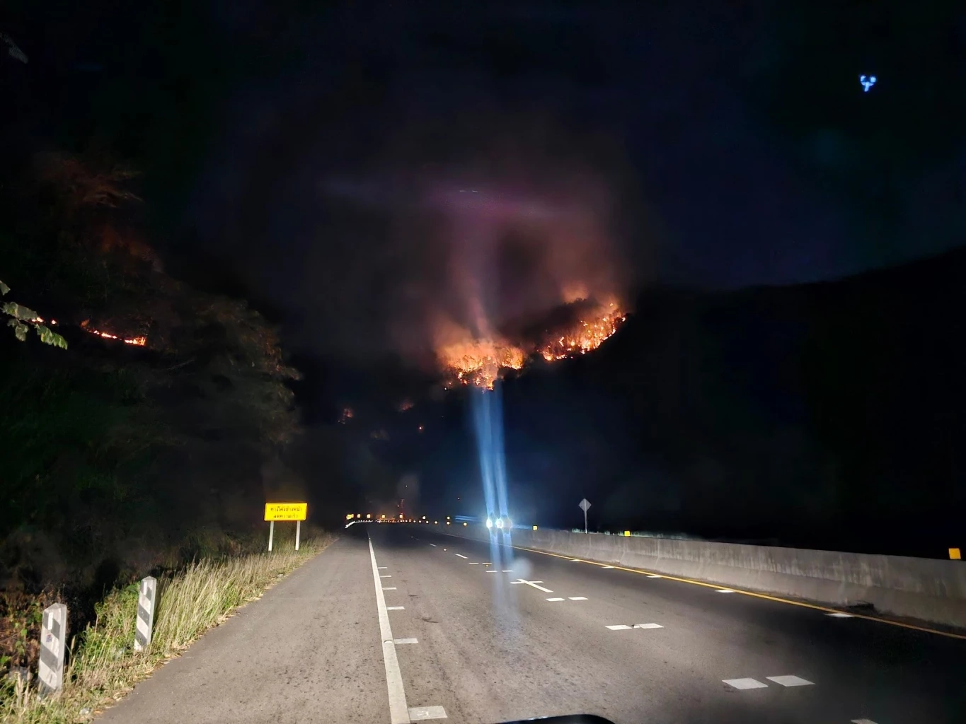 ไหม้ข้ามวันข้ามคืน ไฟป่าเขาค้อ ยังควบคุมเพลิงไม่ได้