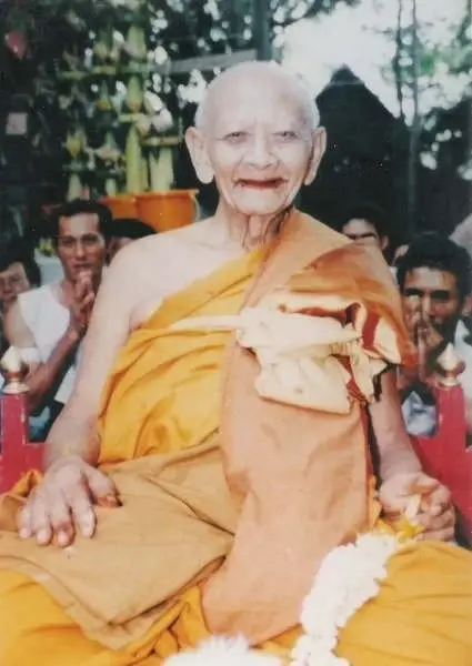 ส่องเลขเด็ด 3 เกจิดังเมืองสุรินทร์ ศิษยานุศิษย์กราบไหว้สังขาร หวังได้โชค