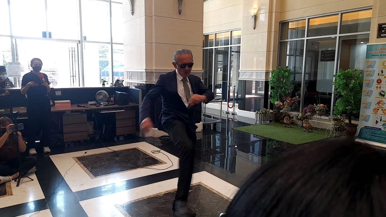 "ชูวิทย์" เลียนแบบท่า "อนุทิน" ถูกเตะก้นโชว์สื่อ เผย เตรียมแฉเพื่อชาติ 3 มี.ค.นี้