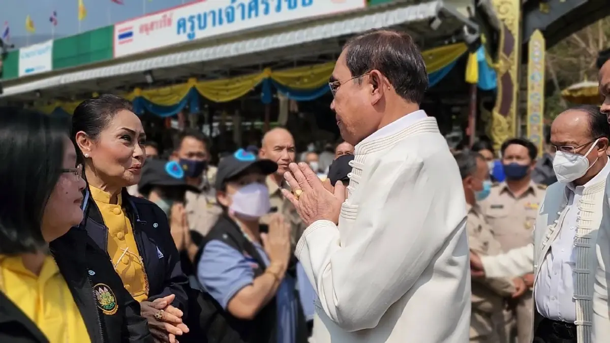 ป่วน! นายกฯ หญิงมอบดอกไม้ ชู 3 นิ้ว ถาม ยุบสภาเมื่อไร เจ้าตัวบอก ถึงเวลารู้เอง
