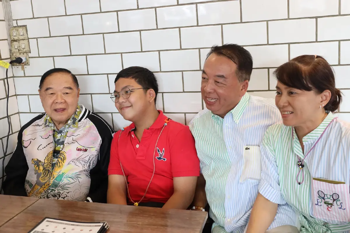 “ลุงป้อม” ทำบุญวัดชนะสงคราม แฟนคลับแห่ขอถ่ายรูป