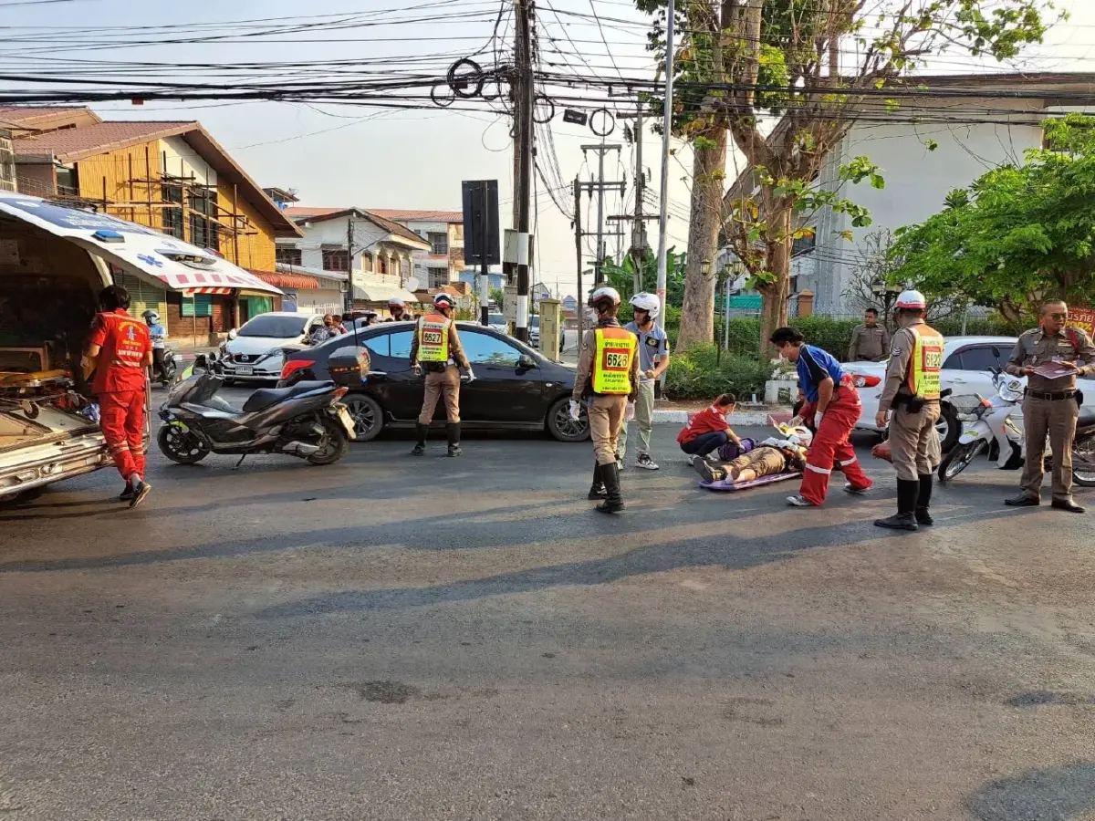 หนุ่มควบกระบะชน ตร.จราจร กระเด็น ขณะโบกรถ ชม.เร่งด่วนกลางสี่แยก (มีคลิป)