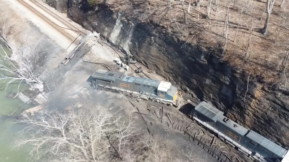 รถไฟตกรางในสหรัฐฯ พนักงานเจ็บ 3 น้ำมันรั่วไหลลงแม่น้ำ