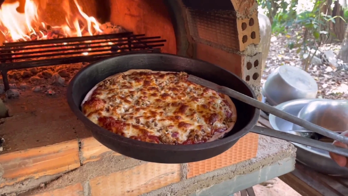 น่ากิน! ชาวตรังฮิตเมนูพิซซ่าเตาถ่าน หน้าไข่มดแดง แป้งผสมข้าวพื้นเมือง