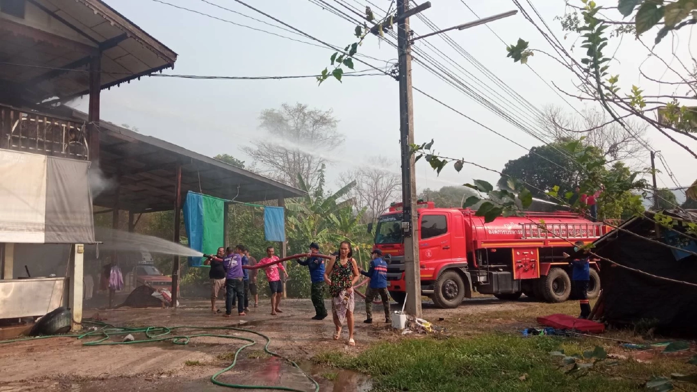 กลับมาเหลือแต่ต่อ สองตายายออกไปขับรถสองแถว บ้านไฟไหม้วอดทั้งหลัง