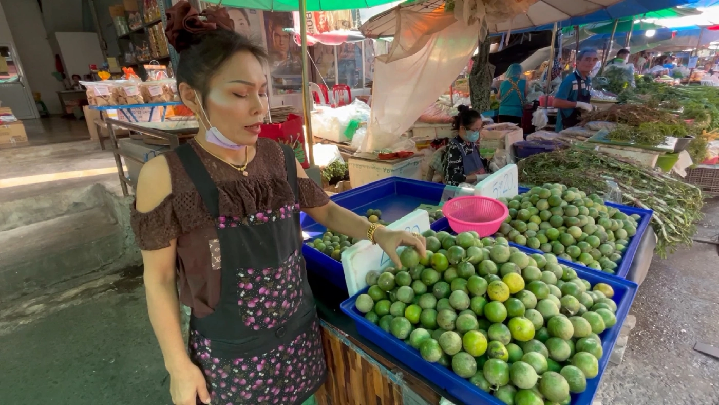นางวงเดือน พรมวิเชียร อายุ 47 ปี แม่ค้ามะนาวสด