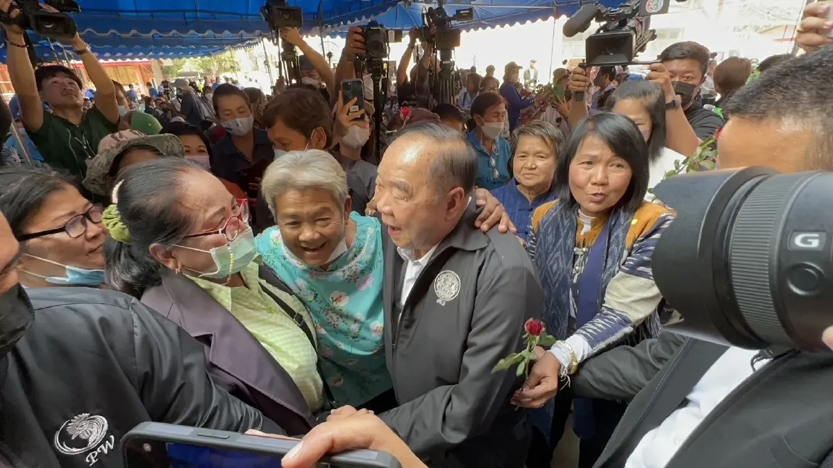 "บิ๊กป้อม" นำคณะลุยอยุธยา กราบพระนอนหลวงพ่อโต เอาฤกษ์เอาชัย