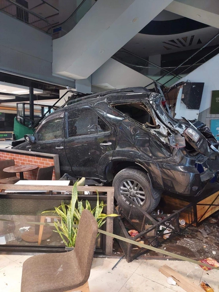 ระทึก! ฟอร์จูนเนอร์ ร่วงจากชั้น 3 ห้างดังย่านรังสิต คนขับเจ็บเล็กน้อย