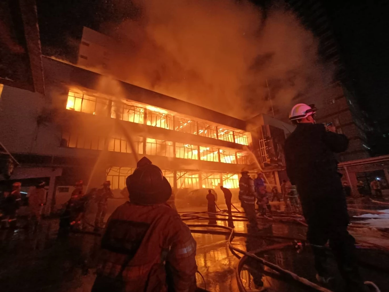 ไฟไหม้ตึก บก.น.5 ทั้งหลังช่วงเช้ามืด เร่งตรวจสอบเอกสารคดีดังถูกเผาหรือไม่