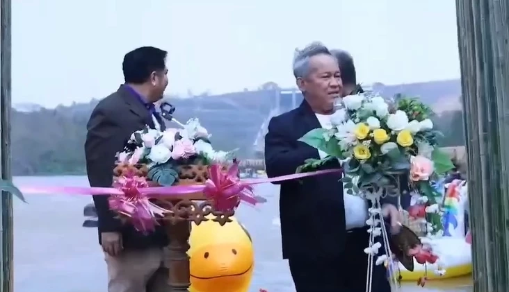 ระทึก! พายุฤดูร้อนถล่มงานเปิดเล่นน้ำเขื่อนแควน้อย วิ่งกันกระเจิง (มีคลิป)