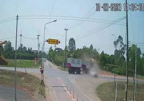 รถพ่วง 22 ล้อ ชนรถเก๋ง ที่แยกดงบังร้อยศพ เจ็บ 1