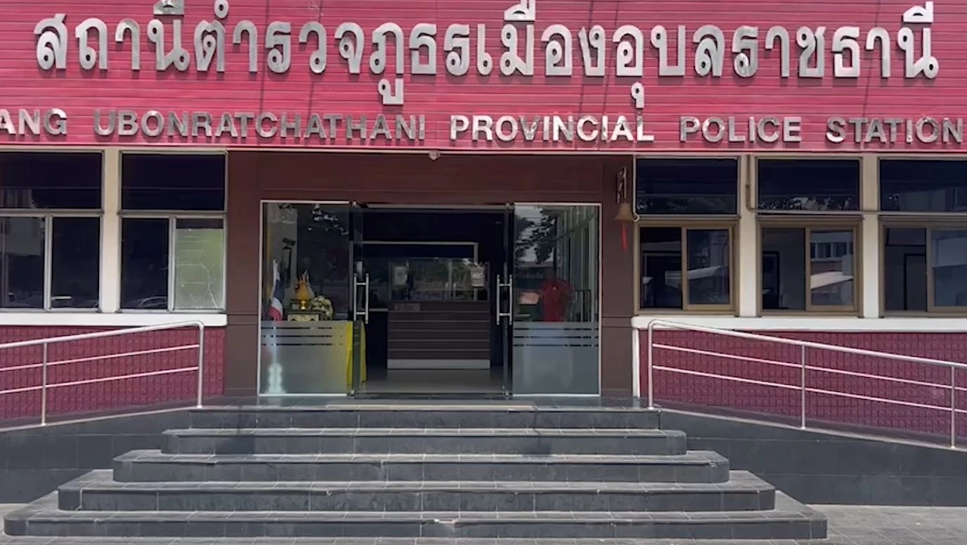 แจ้งจับชายเดินสูบบุหรี่ควันโขมง ก่อนปาใส่นักร้องบนเวที