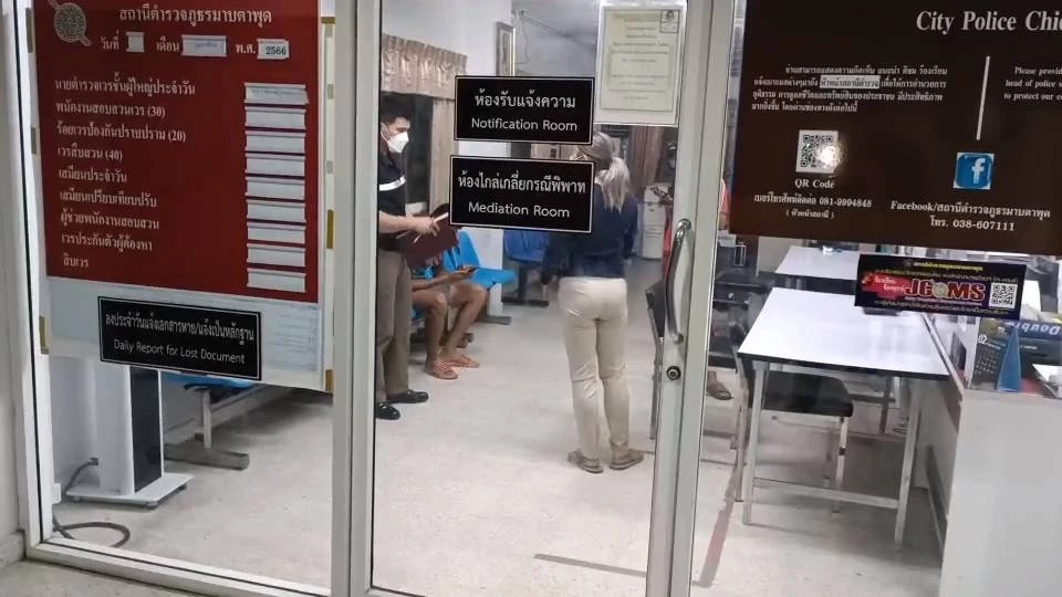 แจ้งตำรวจช่วยลูก ถูกอดีตสามีพาบุกทำร้าย ก่อนอุ้มขึ้นรถหายกลางดึก