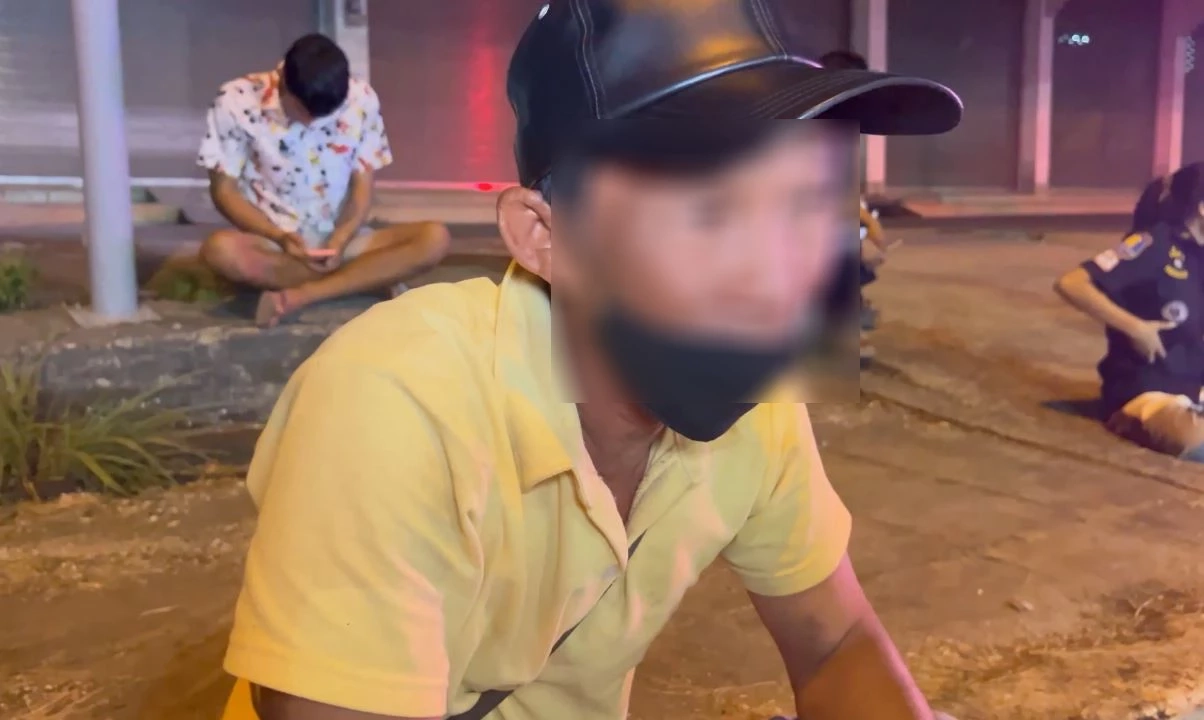 ลุงเข็นรถเร่ขายกระปุกออมสิน ถูก จยย. เสยท้าย แตกเกลื่อนพื้น