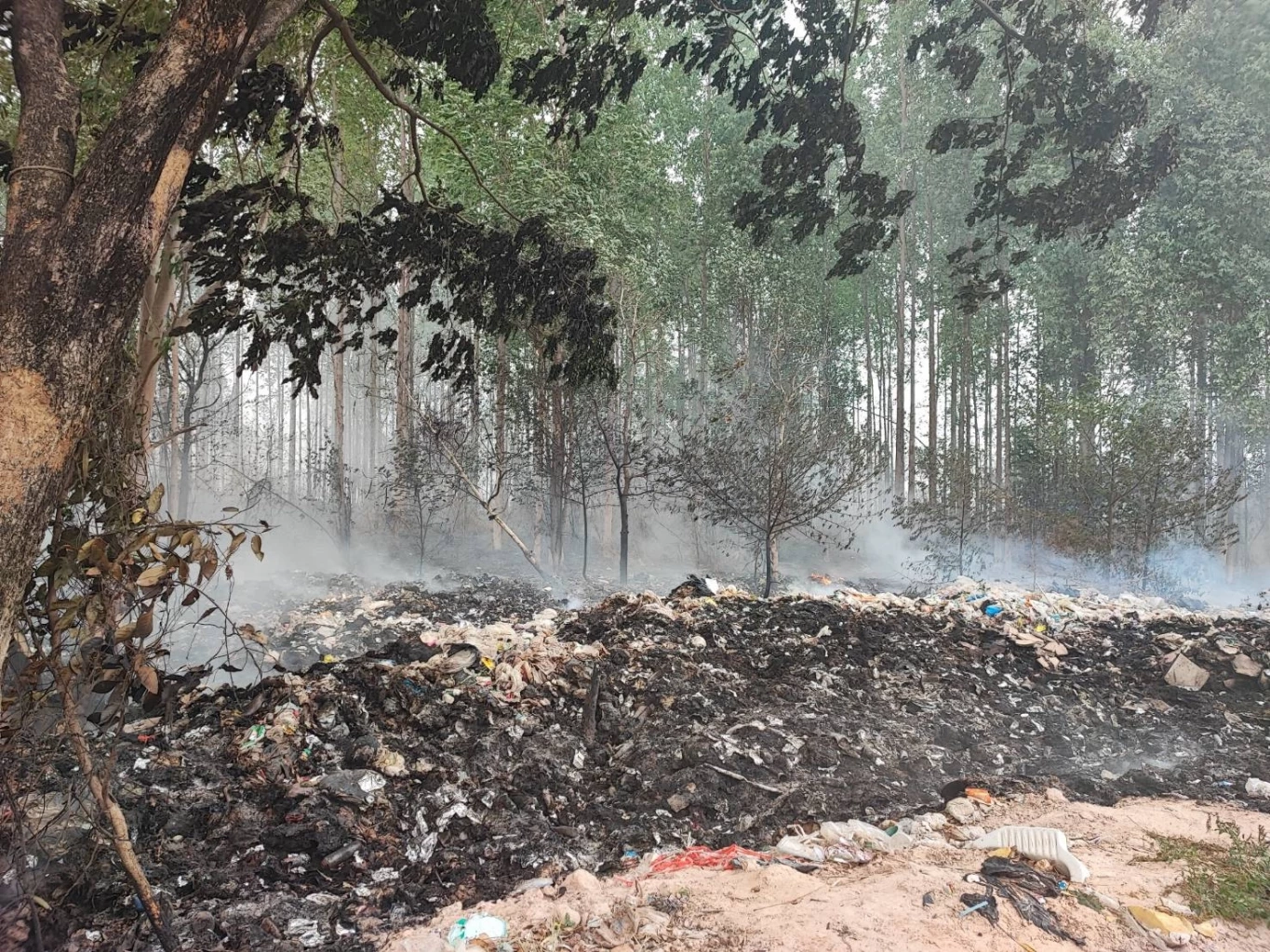 จนท.เร่งคุมสถานการณ์ไฟไหม้บ่อขยะกาฬสินธุ์ ก่อน PM2.5 ปกคลุมทั้งอำเภอ