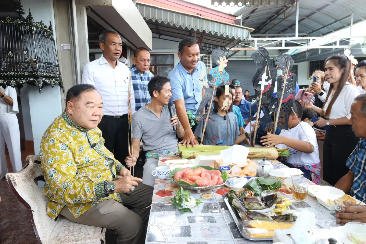 ชิลวันหยุด! "ลุงป้อม" นั่งจิบชาริมถนน ร่วมแห่ผ้าขึ้นพระธาตุนครศรีธรรมราช