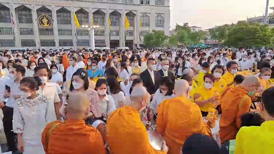 "วันมาฆบูชา 2566" พุทธศาสนิกชน ตักบาตรพระสงฆ์ 66 รูป ลานคนเมือง