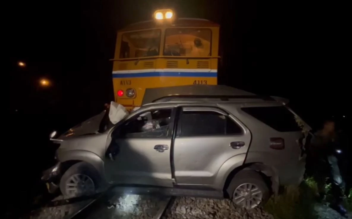 นายกเล็กนาสาร ขับฟอร์จูนเนอร์ข้ามทางรถไฟ ถูกชนเสียชีวิต