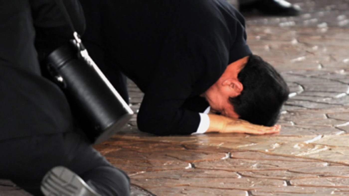 แฟ้มภาพ  "กราบสะท้านแผ่นดิน"  ทักษิณ ชินวัตร อดีตนายกฯเดินทางกลับประเทศ ในยุครัฐบาลสมัคร สุนทรเวช