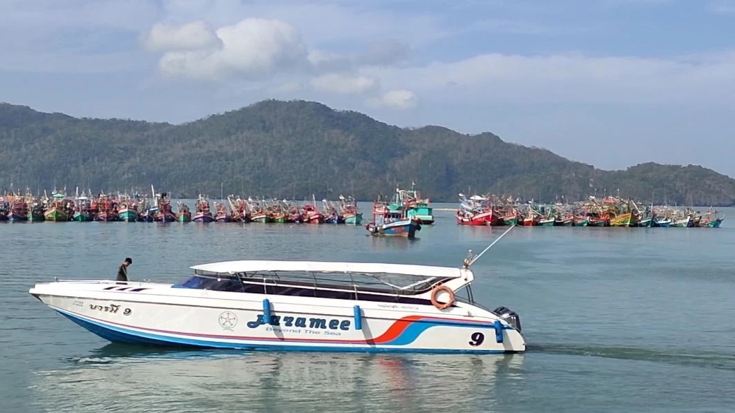 ม็อบเรือประมง ยอมเปิดช่องสปีดโบ๊ท ขนถ่าย นทท. ลั่น! จอดรอคำตอบ 4 มี.ค. นี้