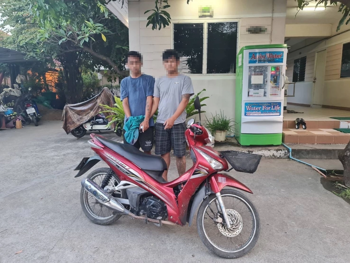 รวบ 2 โจรมืออาชีพตระเวนลัก จยย.ตามหอพัก ซื้อยาเสพ