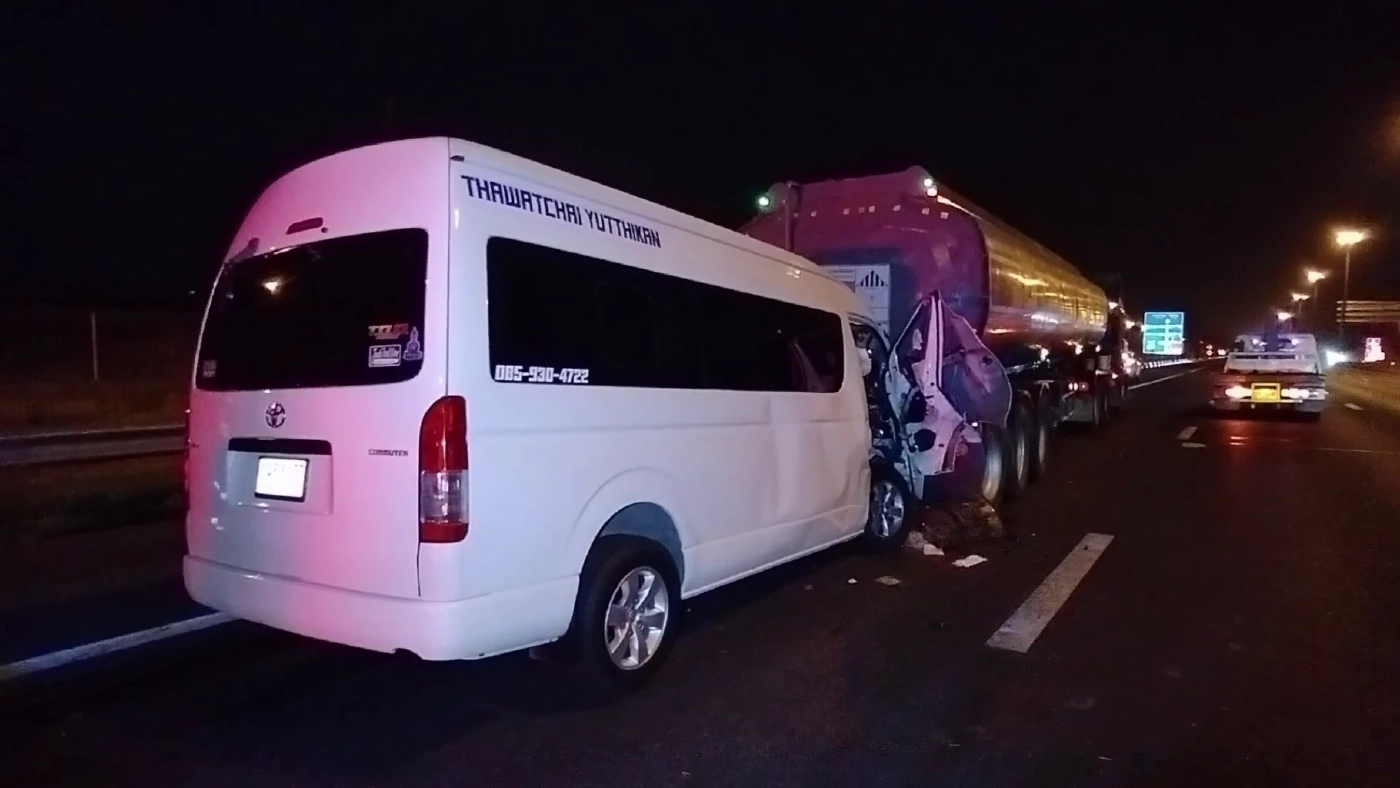 ระทึก เร่งช่วย 2 สามีภรรยาจากซากรถตู้ เสยท้ายพ่วงบรรทุกน้ำมัน (มีคลิป)