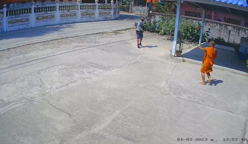 คุณพระช่วย! กระโดดกำแพง ช่วยป้าถูกล็อกคอ รอดหวุดหวิด (มีคลิป)