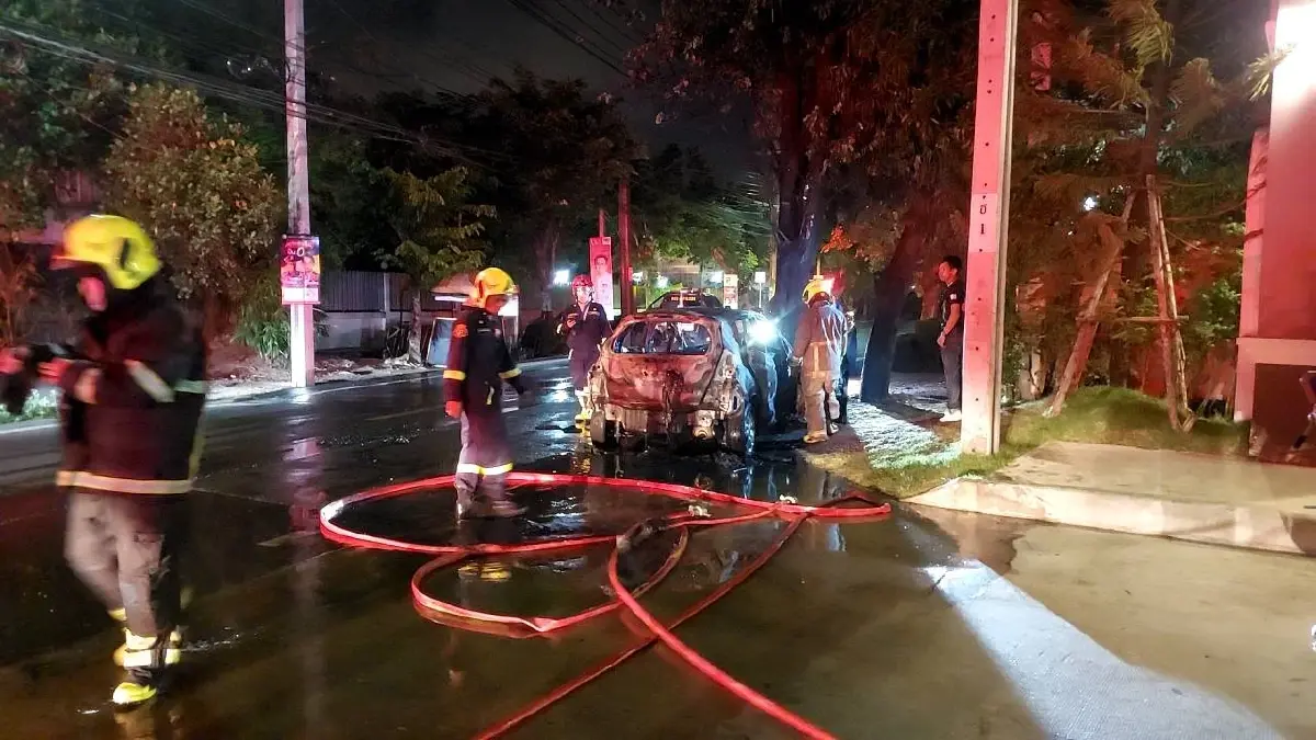 หนุ่มขับเก๋งชนต้นไม้ไฟลุกท่วม ชาวบ้านช่วยออกมาได้ รอดหวุดหวิด