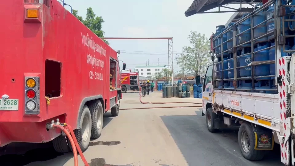 หวิดบึ้ม! รถบรรทุกก๊าซแอลพีจีรั่ว ในโรงงานบรรจุก๊าซ เร่งคุมสถานการณ์วุ่น