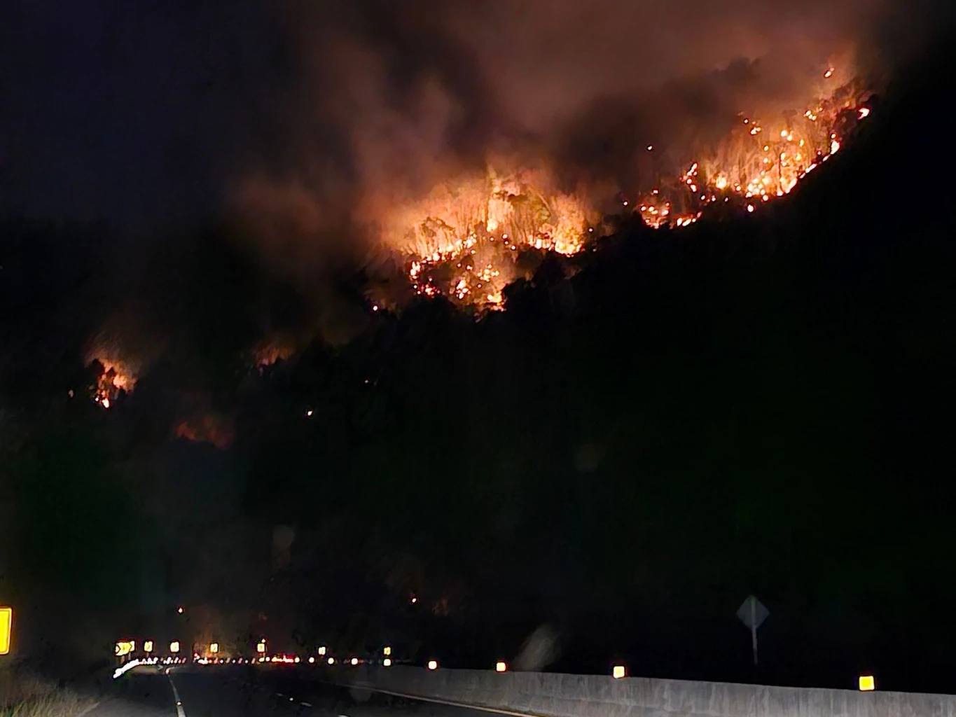 ไหม้ข้ามวันข้ามคืน ไฟป่าเขาค้อ ยังควบคุมเพลิงไม่ได้