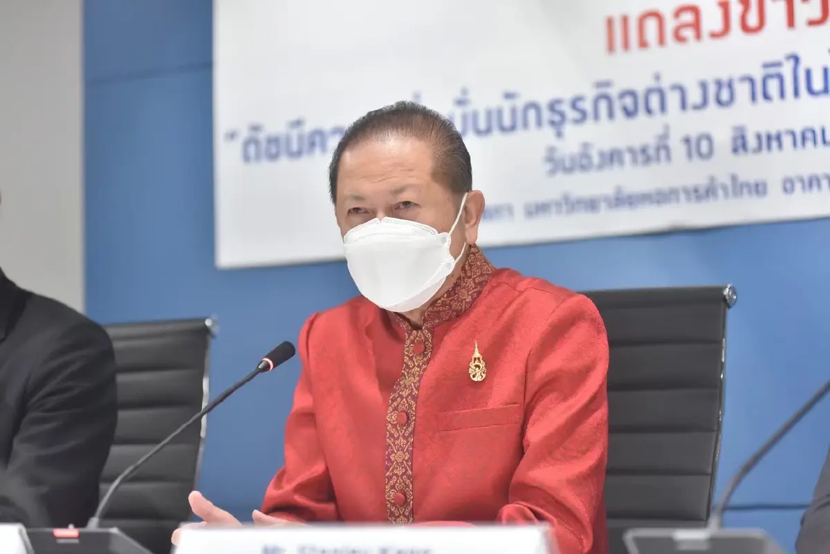 นายสนั่น อังอุบลกุล ประธานสภาหอการค้าแห่งประเทศไทย และ หอการค้าไทย