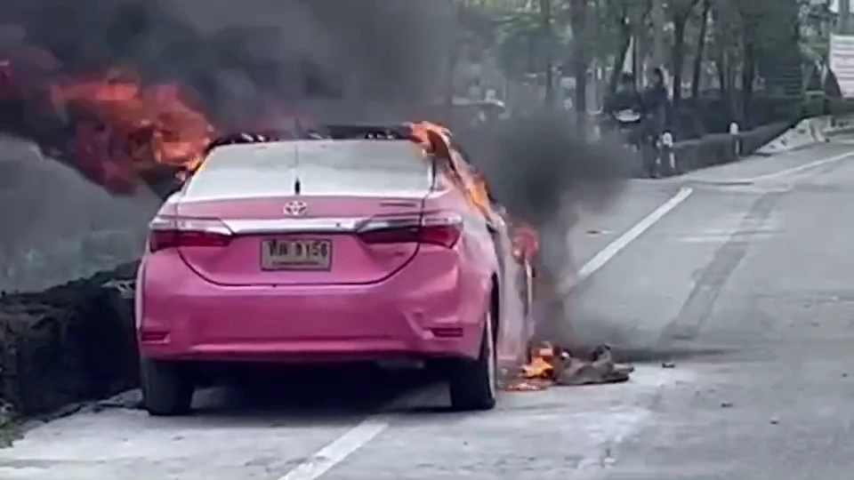 เปิดคลิประทึก ไฟไหม้รถแท็กซี่ โชเฟอร์พาผู้โดยสารหนีตายรอดหวุดหวิด