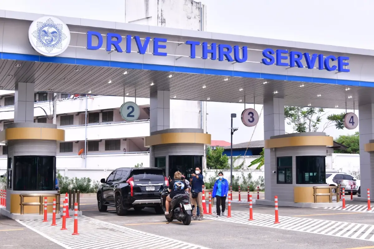 ขึ้นเงินรางวัลสลาก Drive Thru Service วันแรก ประชาชนเข้าใช้บริการคึกคัก!