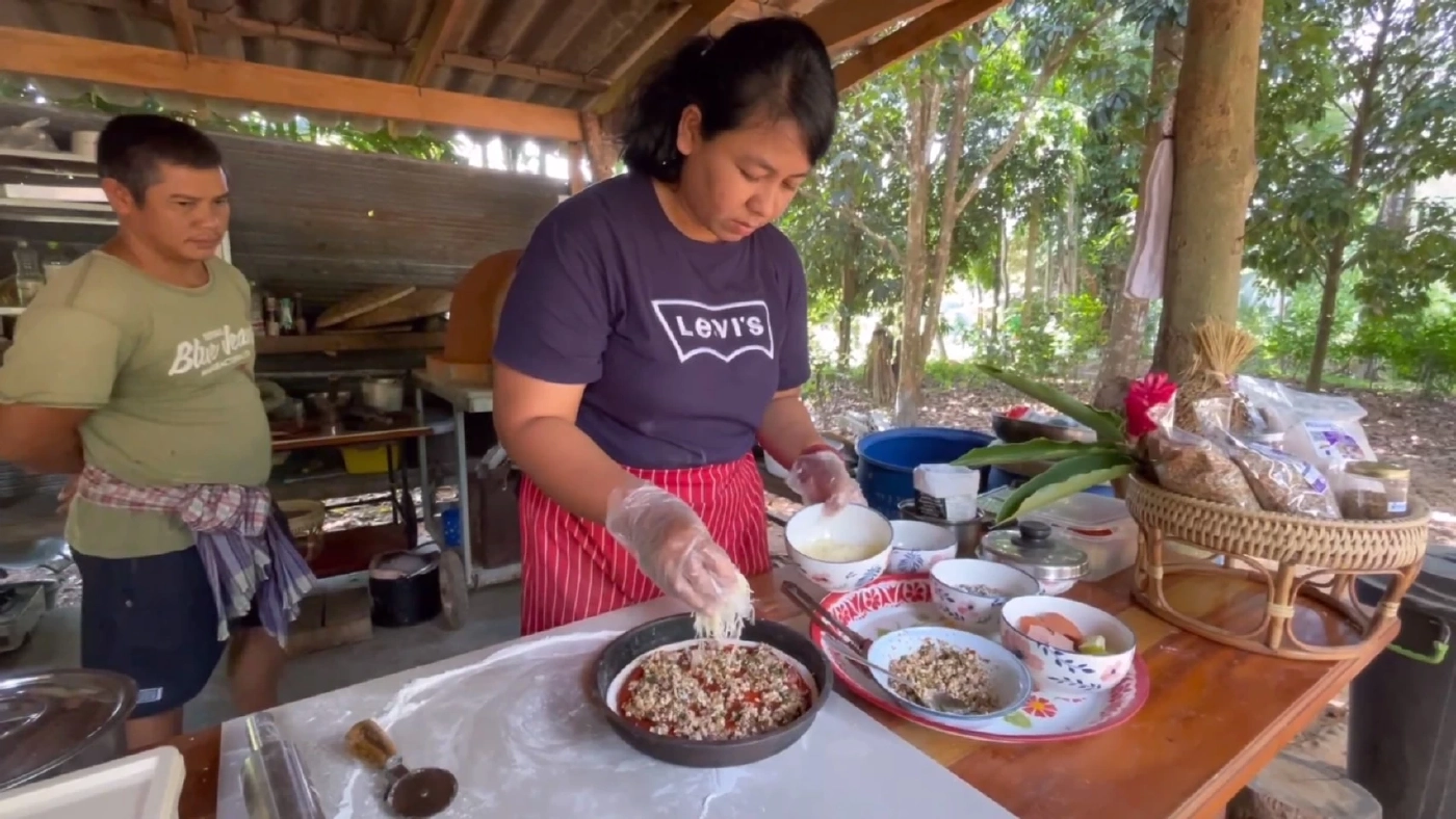 น่ากิน! ชาวตรังฮิตเมนูพิซซ่าเตาถ่าน หน้าไข่มดแดง แป้งผสมข้าวพื้นเมือง