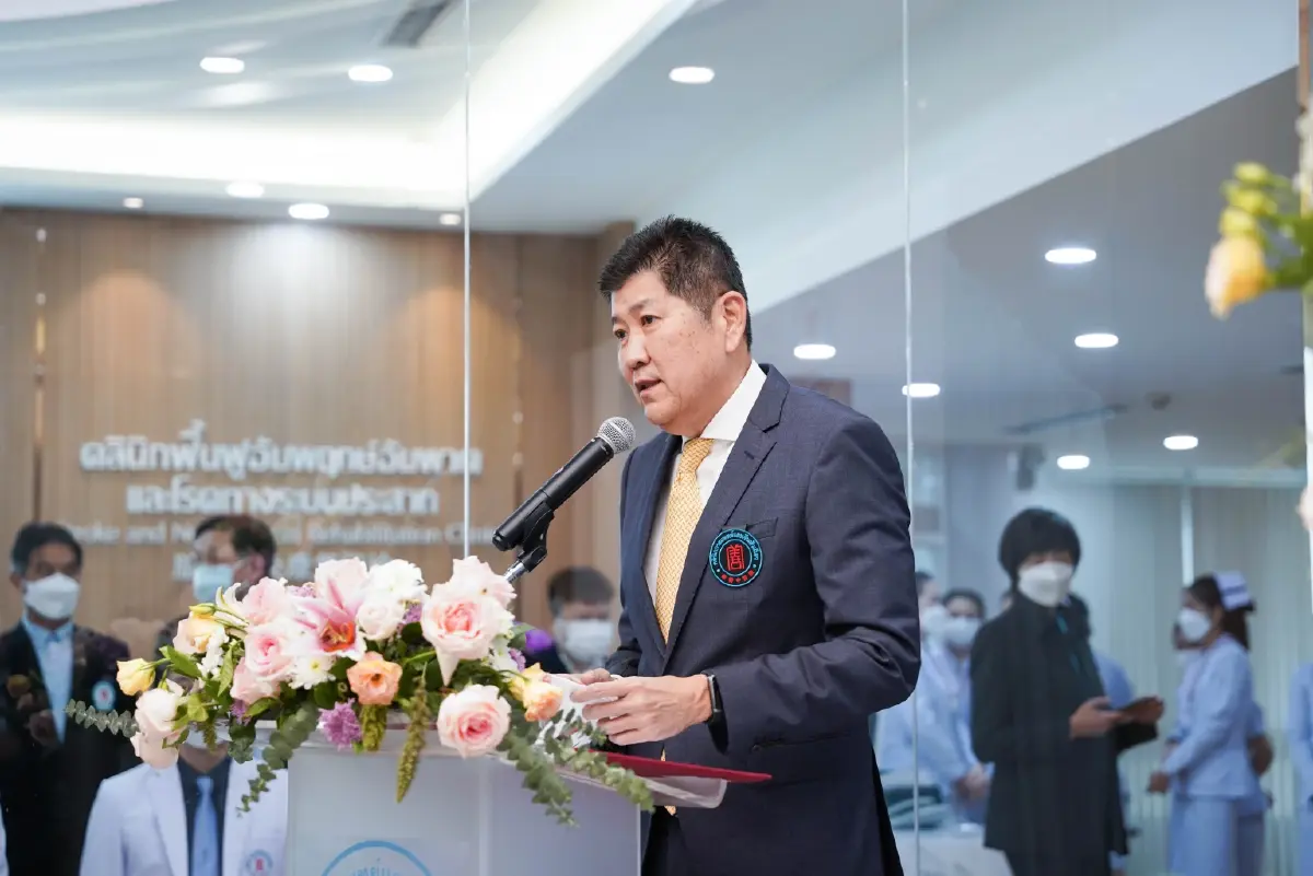 นายอรัญ  เอี่ยมสุรีย์ ผู้อำนวยการคลินิกการประกอบโรคศิลปะ สาขาการแพทย์แผนจีนหัวเฉียว 