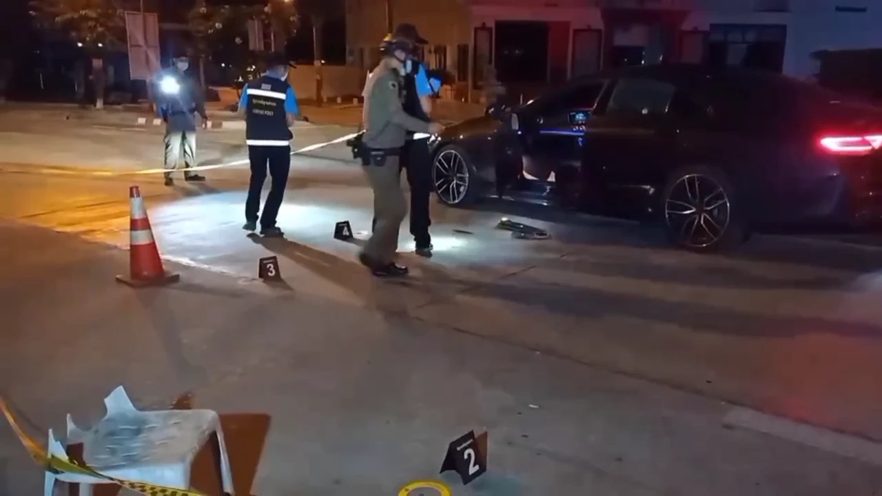 มือปืนประกบรัวกระสุนใส่สาวขับเบนซ์ เจ็บ 2 ราย คาดยิงผิดตัว (คลิป)