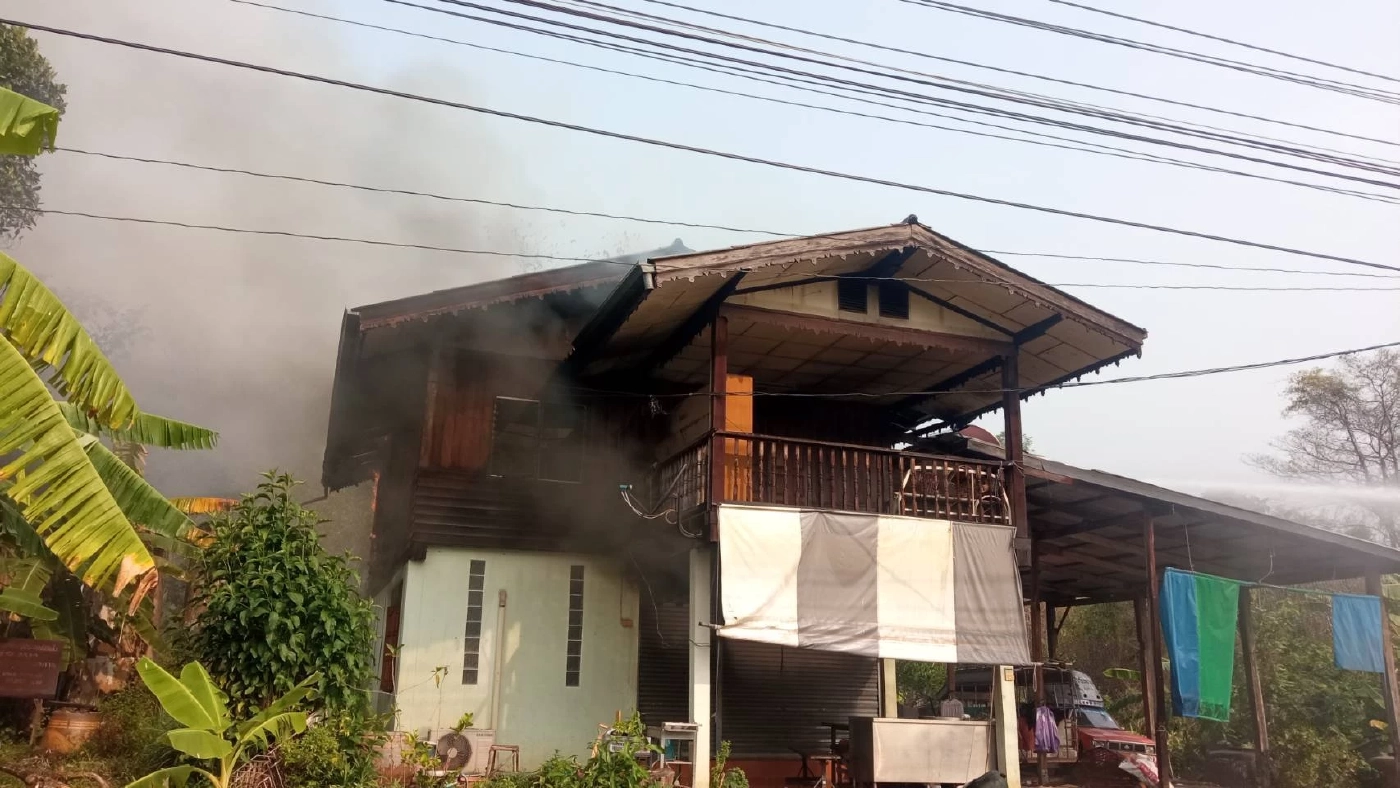 กลับมาเหลือแต่ต่อ สองตายายออกไปขับรถสองแถว บ้านไฟไหม้วอดทั้งหลัง