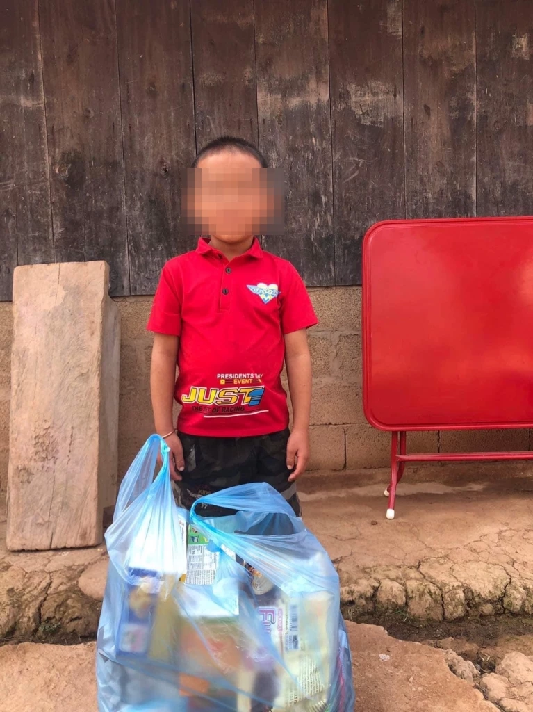 ดราม่าฝั่งลาว ‘แม่ค้า’จับหนูน้อยขโมยขนมมัดประจาน ชาวโซเชียลเสียงแตก 2 ฝ่าย