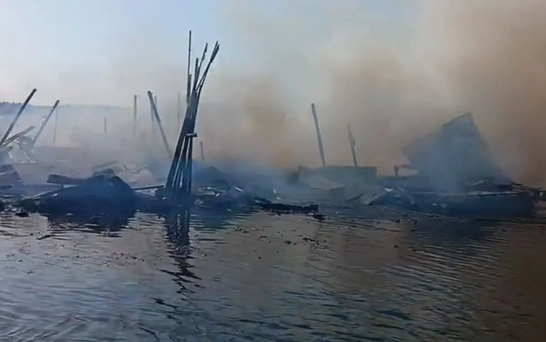 รวบทันควัน! คนร้ายวางเพลิงเรือนแพกลางน้ำ เสียหายกว่า 2 ล้าน