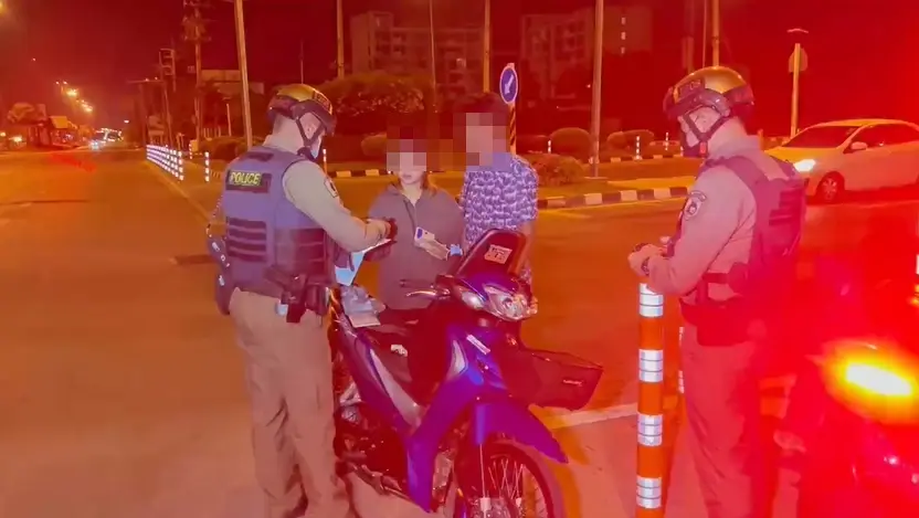 ตร.พัทยา สนธิกำลังกวาดล้างเด็กแว้น รวมตัวซิ่งท้านรก ล็อกตัวได้ 30 คัน