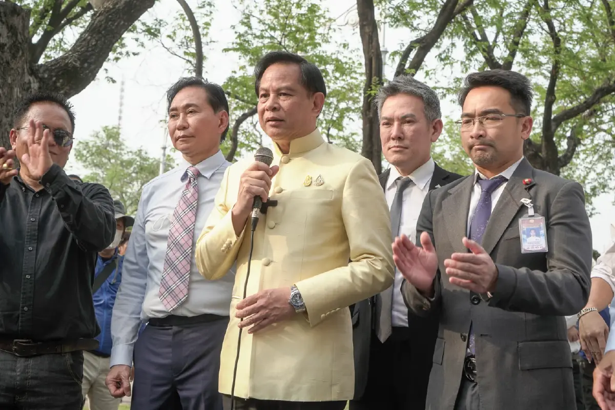 "พีระพันธุ์" ตัวแทนนายกฯ รับกระเช้าดอกไม้ขอบคุณ เครือข่ายสหพันธ์เกษตรฯ
