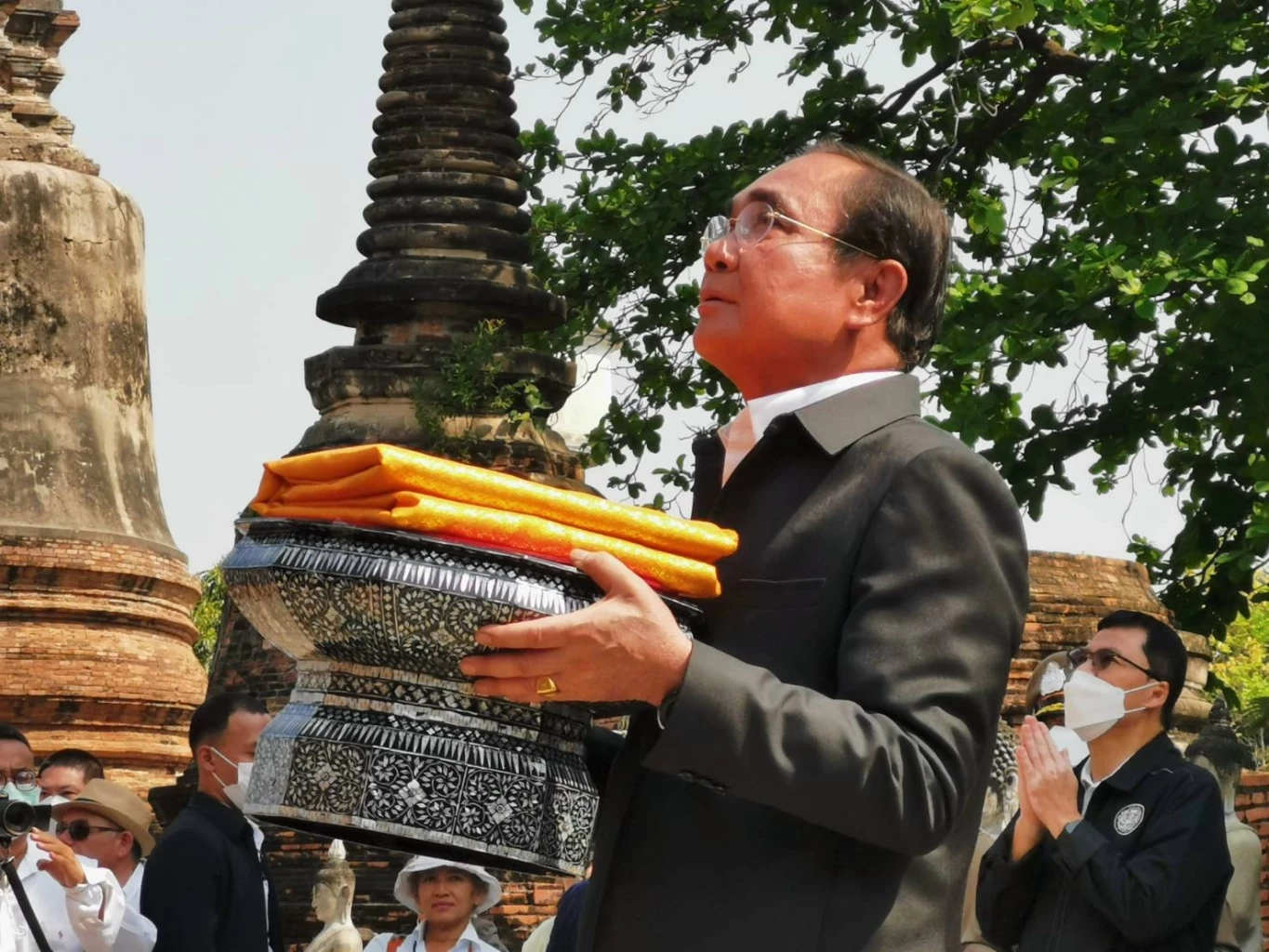 “บิ๊กตู่” เดินทางสายมู ไหว้พระเอาฤกษ์เอาชัยอยุธยา ฝากช่วยลดความขัดแย้ง