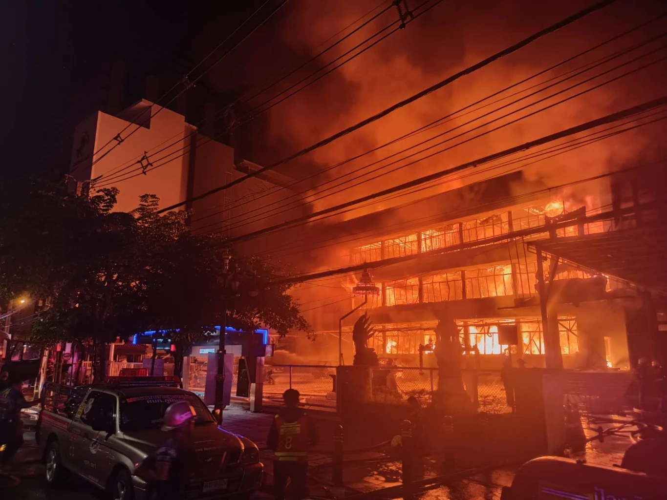 พิสูจน์หลักฐาน เข้าพื้นที่อาคาร"บก.น.5" เร่งหาสาเหตุไฟไหม้