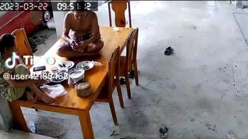 ลูกกตัญญู ซื้อโต๊ะกินข้าวให้พ่อแม่ เปิดวงจรปิดดู ถึงกับฮาลั่น!