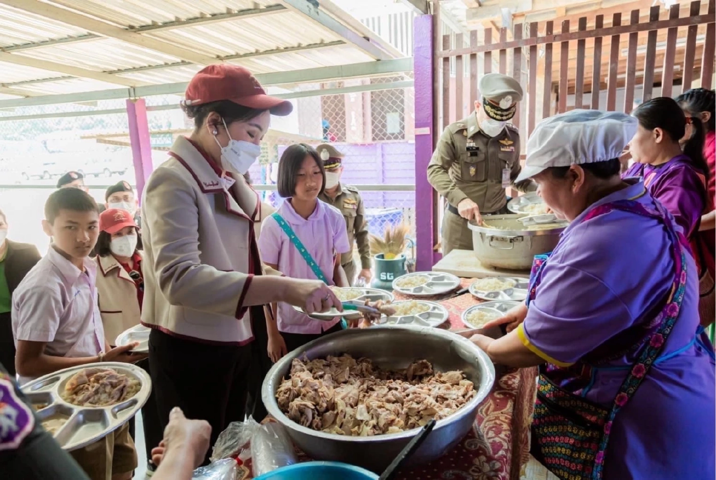 แม่บ้านตำรวจ เยี่ยม รร.ตชด.เวียงแหง เสริมมั่นคงครอบครัว