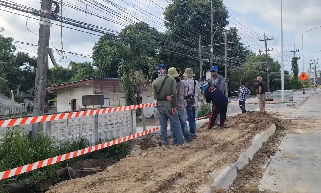 ตำรวจสัตหีบ ปิดกั้นพื้นที่ คนงานหูตาเหลือก ขุดเจอวัตถุต้องสงสัย