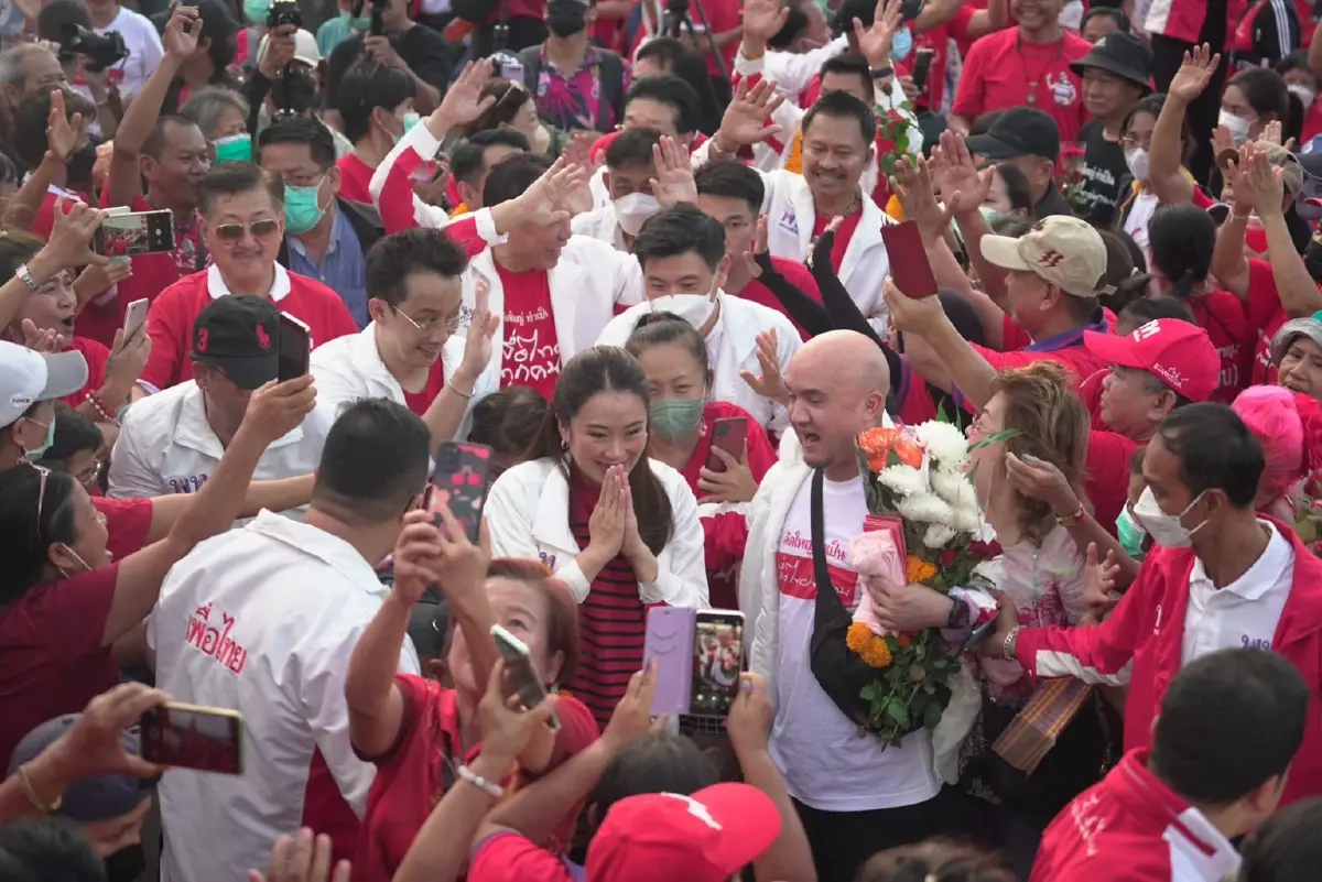 "แพทองธาร" อุ้มท้อง 8 เดือน ขึ้นเวทีปราศรัยเมืองนนท์ครั้งแรก หลังยุบสภา